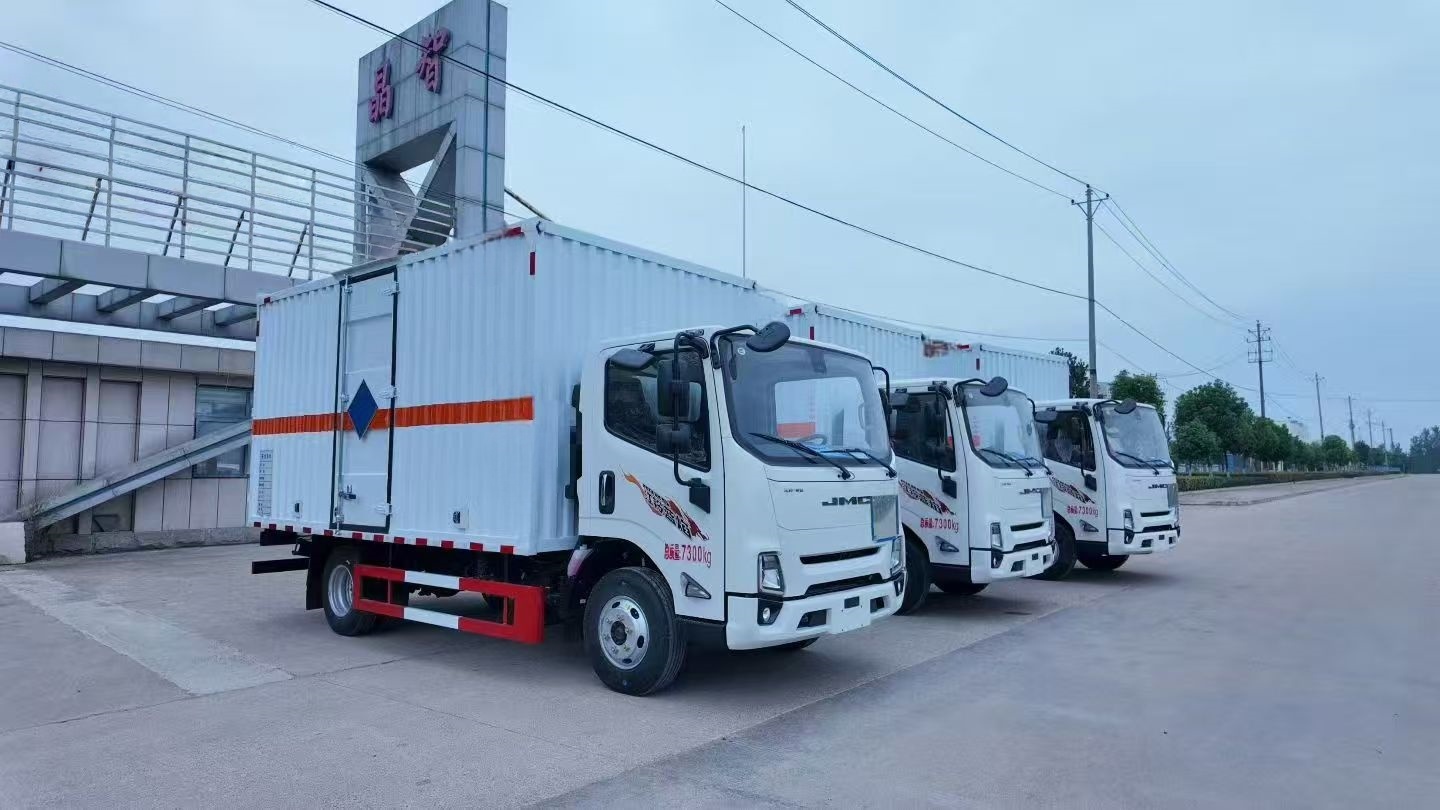 江鈴藍焰藍牌易燃氣體廂式車批量發車