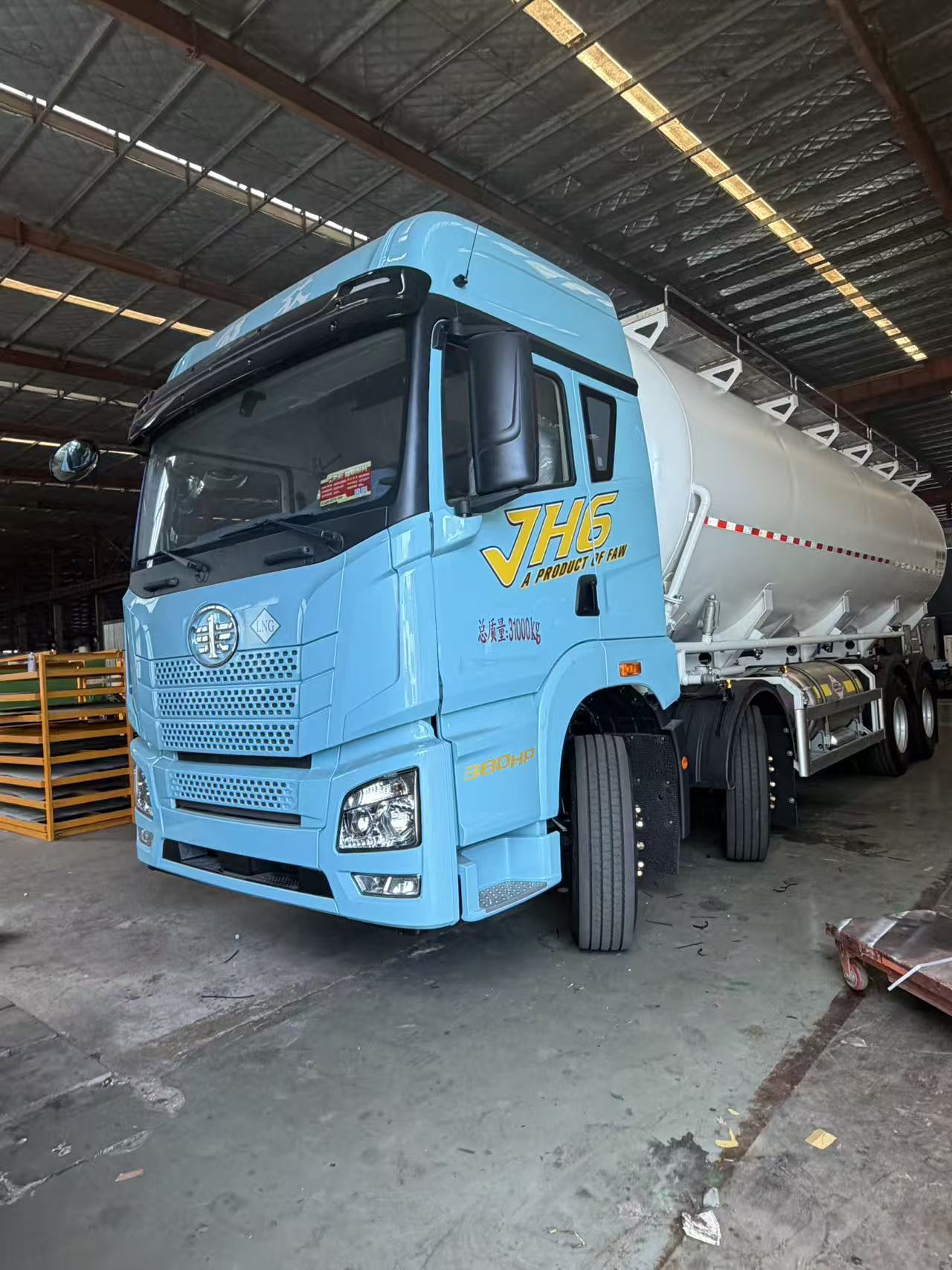 解放JH6前四后八國六燒天然氣圓罐散裝飼料車